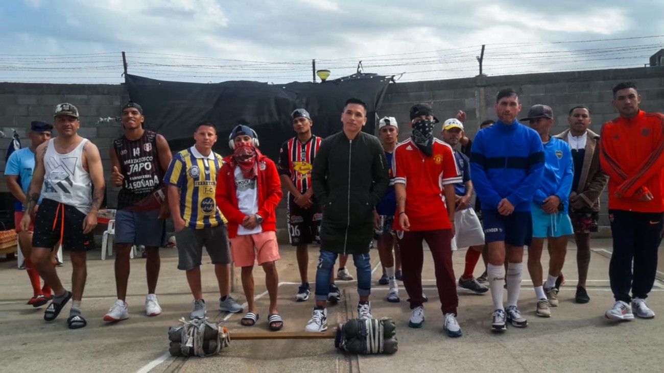 Yamir Antiman (en el centro), al frente de la filmación del videoclip en la Unidad 21 de Campana. 