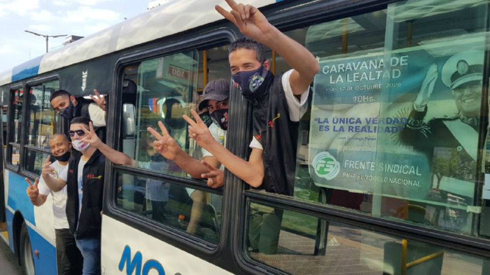 Sectores del peronismo convocados por los Moyano se concentran en la 9 de Julio por el 17 de octubre.