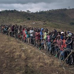 Personas desplazadas asisten a una visita del ministro de Defensa congoleño Aimé Ngoy Mukena (no visible) al campo de desplazados internos de Bijombo, provincia de Kivu del Sur, República Democrática del Congo oriental. | Foto:Alexis Huguet / AFP