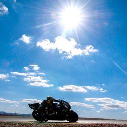 El piloto español de Monster Energy Yamaha, Maverick Vinales, participa durante la segunda sesión de entrenamientos libres de MotoGP del Gran Premio de Moto de Aragón en el circuito de Motorland en Alcañiz. | Foto:Jose Jordan / AFP