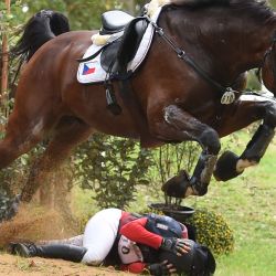 Grant salta para evitar a la jinete checa Gabriela Slavikova durante la categoría de caballos de 6 años del evento de Cross Country  | Foto:Jean-Francois Monier / AFP