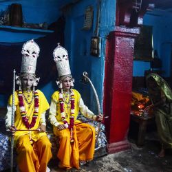 Artistas vestidos como el dios hindú Rama y su compañero Laxman se sientan dentro de un templo para adorar durante las celebraciones del festival Dussehra en la ciudad vieja de Allahabad. | Foto:Sanjay Kanojia / AFP