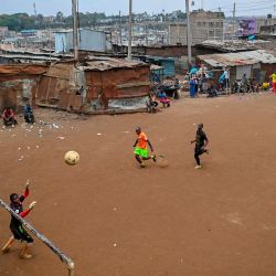 Los hombres participan en un torneo de fútbol benéfico en los terrenos de recreación del barrio pobre de Mathare, Nairobi, para recaudar fondos tras la muerte de uno de sus compatriotas de Covid-19. | Foto:Tony Karumba / AFP