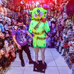 Un trabajador pone un traje de coronavirus en un maniquí en una tienda minorista que vende productos de Halloween en el mercado de Sonora en la Ciudad de México, en medio de la pandemia del nuevo coronavirus COVID-19 en curso. | Foto:Pedro Pardo / AFP