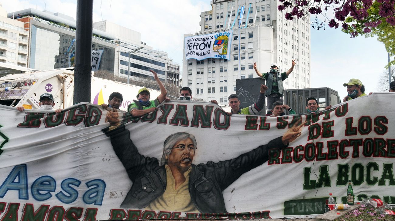 preparativos de la caravana de sindicalistas por 17 de octubre en avenida 9 de julio