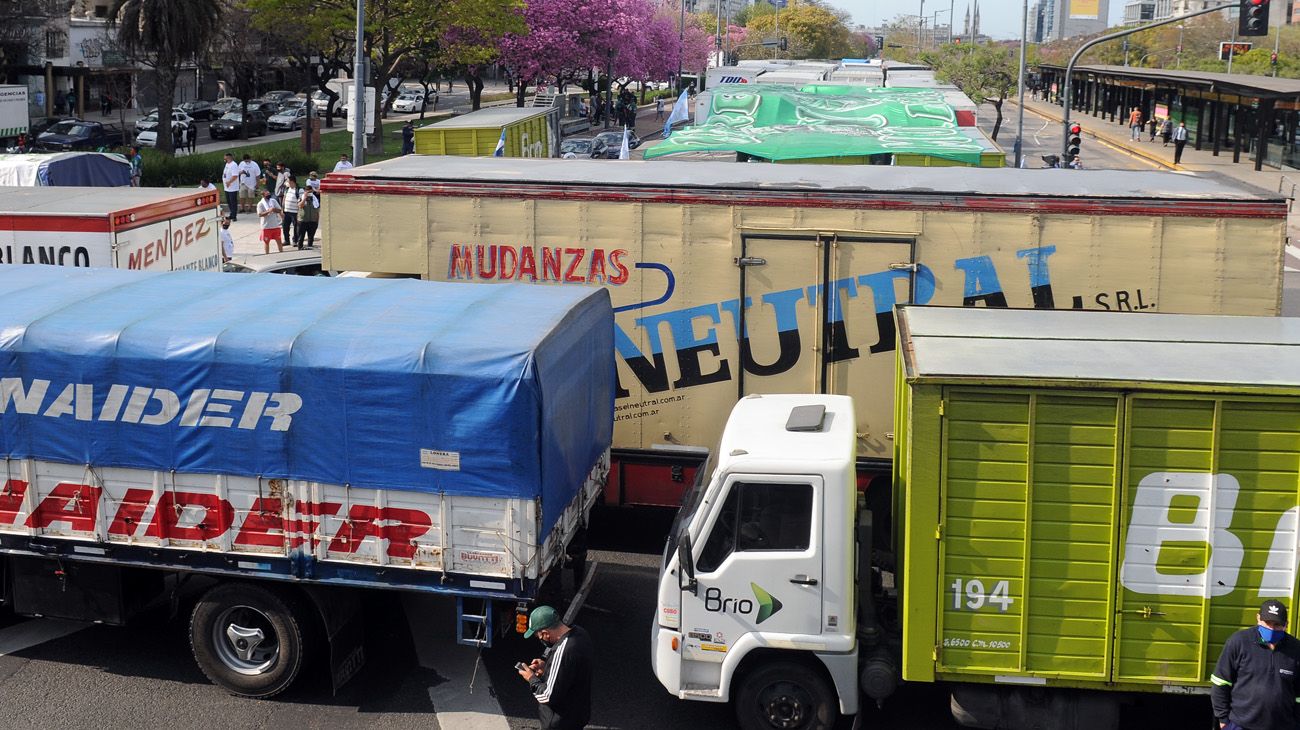 La caravana de trabajadores en la avenida 9 de Julio por el recuerdo del 17 de octubre.