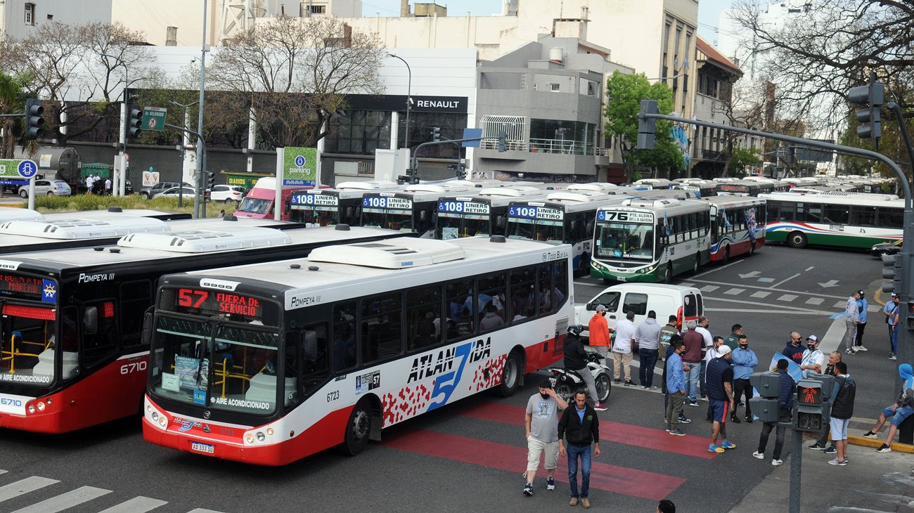 preparativos de la caravana de sindicalistas por 17 de octubre en avenida 9 de julio