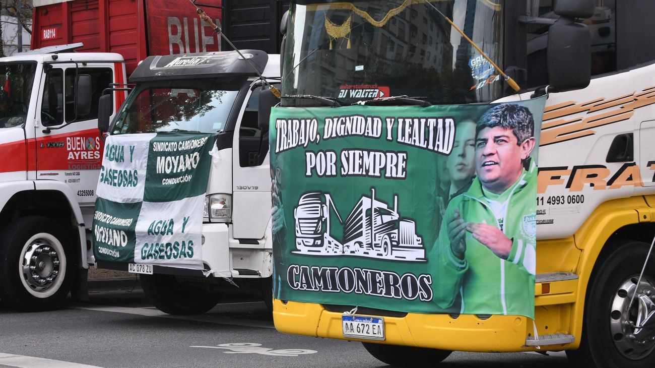 La caravana de trabajadores en la avenida 9 de Julio por el recuerdo del 17 de octubre.