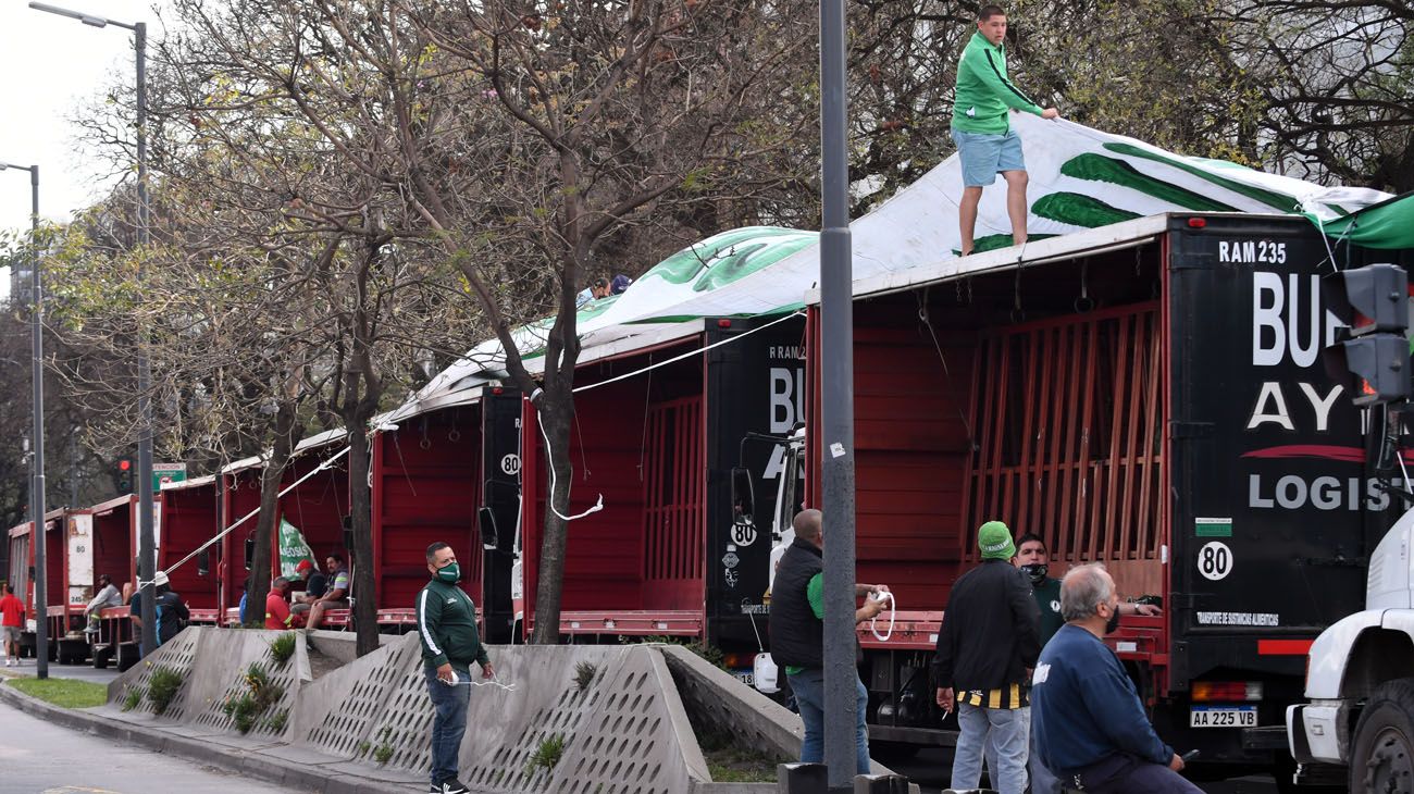 preparativos de la caravana de sindicalistas por 17 de octubre en avenida 9 de julio