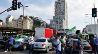 Sectores del peronismo convocados por los Moyano se concentran en la 9 de Julio por el 17 de octubre.