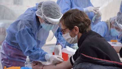 TESTEOS. La Provincia exigirá a municipios y laboratorios privados que carguen los datos en el Sistema de Salud Nacional.