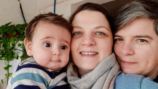 En familia. Pedro y sus mamás Verónica y Eugenia.