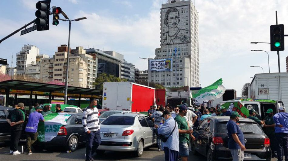 Sectores del peronismo convocados por los Moyano se concentran en la 9 de Julio por el 17 de octubre.