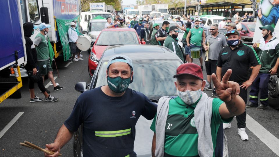 La caravana de trabajadores en la avenida 9 de Julio por el recuerdo del 17 de octubre.