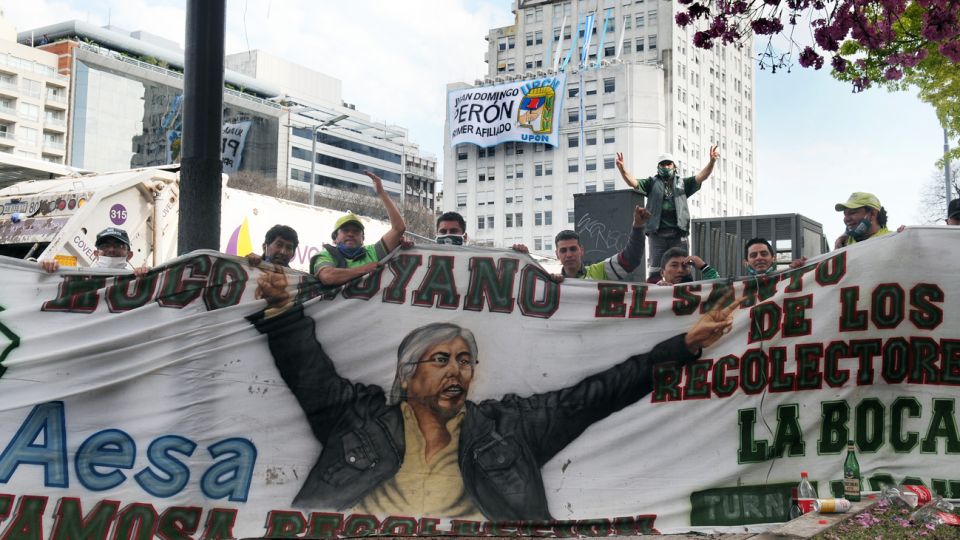 preparativos de la caravana de sindicalistas por 17 de octubre en avenida 9 de julio