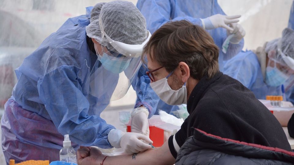 TESTEOS. La Provincia exigirá a municipios y laboratorios privados que carguen los datos en el Sistema de Salud Nacional.