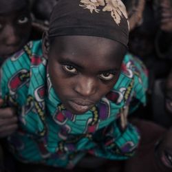 Niñas y niños desplazados de la comunidad de Bafuliru posan para una fotografía en el campamento de desplazados internos de Bijombo, provincia de Kivu del Sur, en el este de la República Democrática del Congo. | Foto:Alexis Huguet / AFP