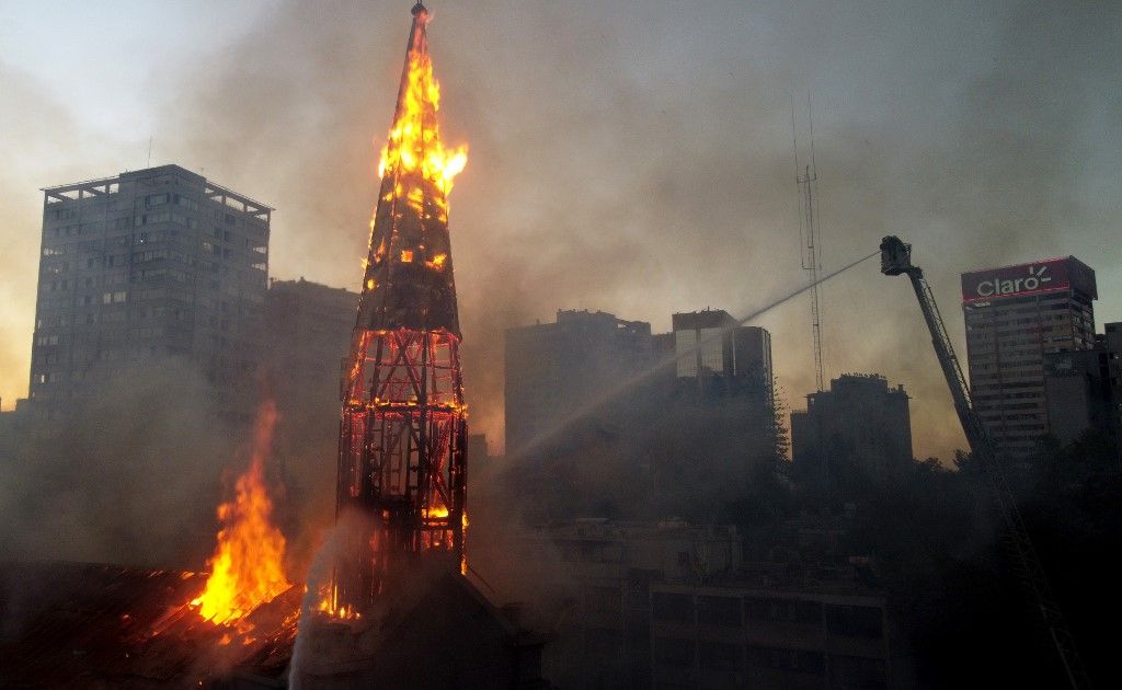 Una iglesia consumida por el fuego, y otra muy dañada fue el resultado de los ataques violentos realizados por grupos de encapuchados mientras del otro lado de la manifestación familias completas bailaban y celebraban. 