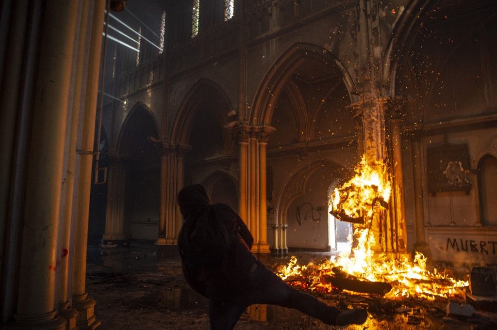 SANTIAGO DE CHILE. Al menos dos templos del centro de la capital sufrieron desmanes y fuegos intencionales, tras la manifestación con decenas de miles de personas para conmemorar la ola de protestas del año pasado.