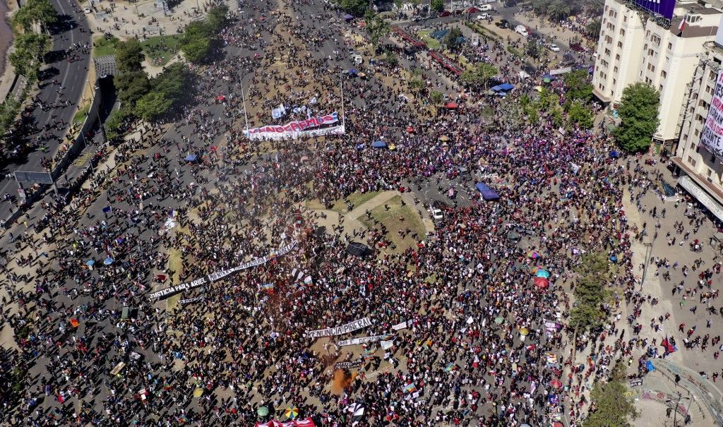 SANTIAGO DE CHILE. Al menos dos templos del centro de la capital sufrieron desmanes y fuegos intencionales, tras la manifestación con decenas de miles de personas para conmemorar la ola de protestas del año pasado.