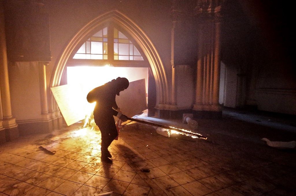 SANTIAGO DE CHILE. Al menos dos templos del centro de la capital sufrieron desmanes y fuegos intencionales, tras la manifestación con decenas de miles de personas para conmemorar la ola de protestas del año pasado.
