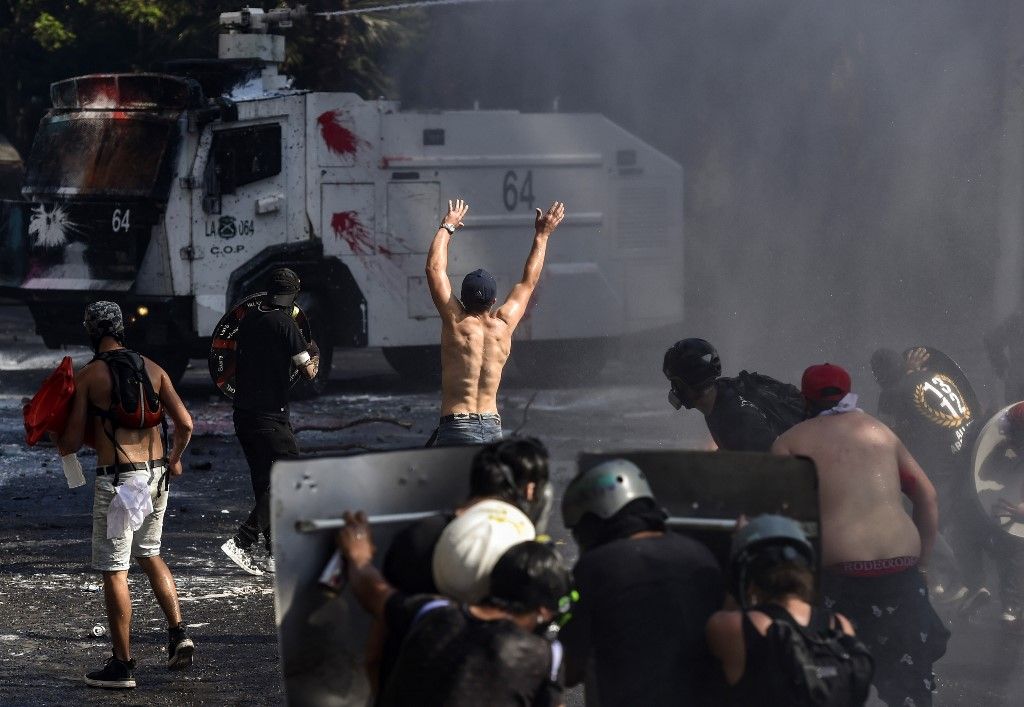 SANTIAGO DE CHILE. Al menos dos templos del centro de la capital sufrieron desmanes y fuegos intencionales, tras la manifestación con decenas de miles de personas para conmemorar la ola de protestas del año pasado.