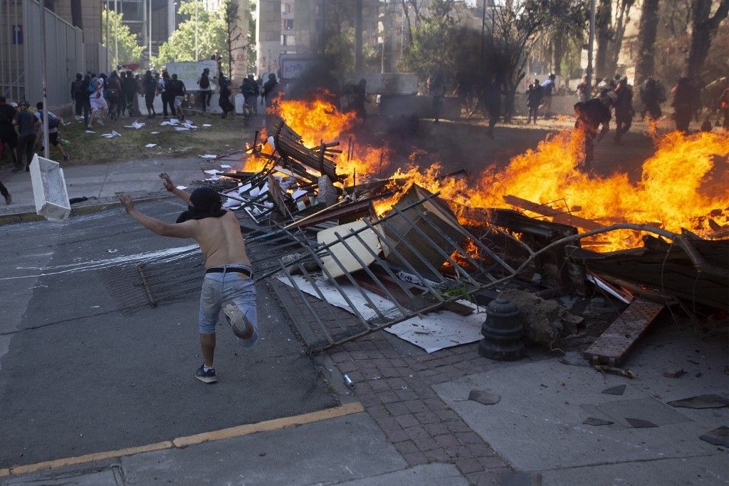 SANTIAGO DE CHILE. Al menos dos templos del centro de la capital sufrieron desmanes y fuegos intencionales, tras la manifestación con decenas de miles de personas para conmemorar la ola de protestas del año pasado.