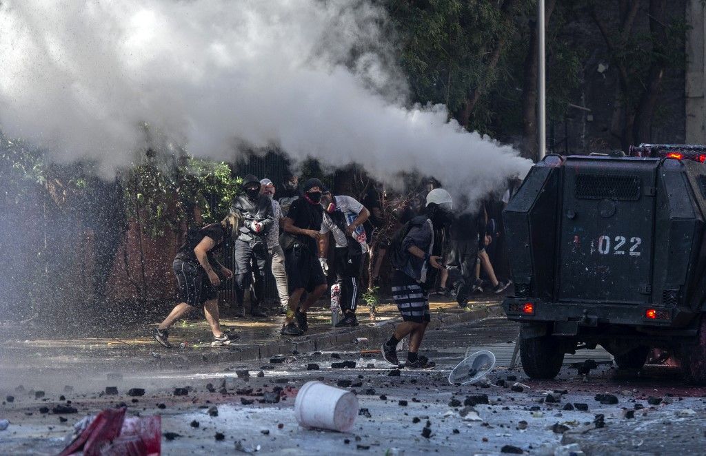 SANTIAGO DE CHILE. Al menos dos templos del centro de la capital sufrieron desmanes y fuegos intencionales, tras la manifestación con decenas de miles de personas para conmemorar la ola de protestas del año pasado.