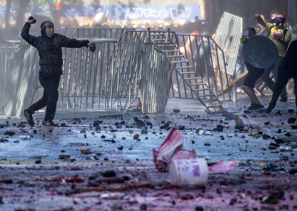 SANTIAGO DE CHILE. Al menos dos templos del centro de la capital sufrieron desmanes y fuegos intencionales, tras la manifestación con decenas de miles de personas para conmemorar la ola de protestas del año pasado.