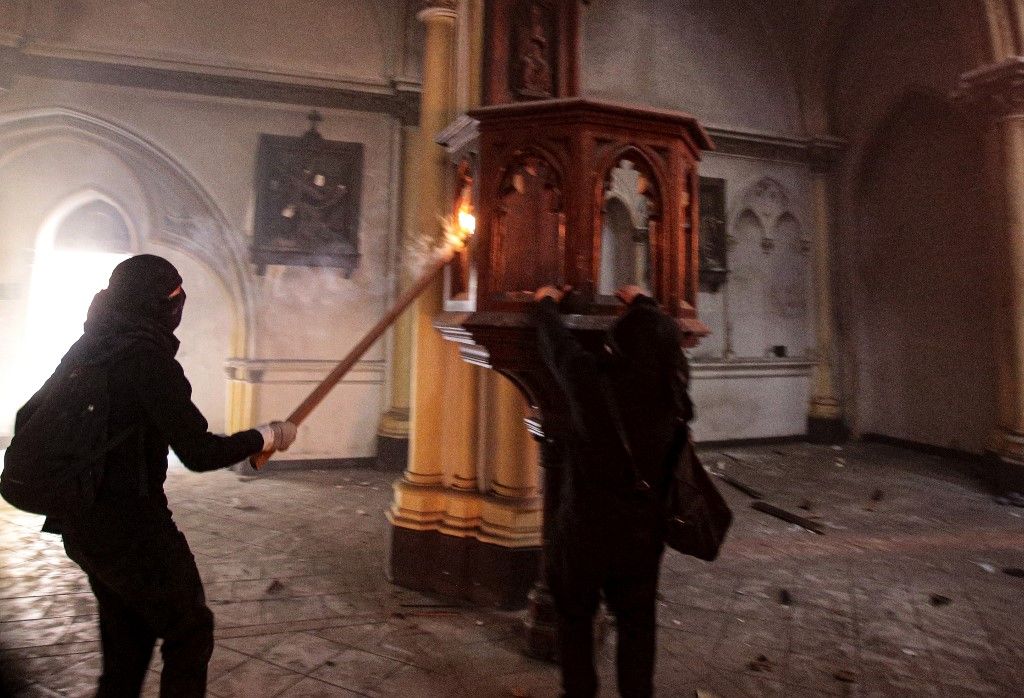 SANTIAGO DE CHILE. Al menos dos templos del centro de la capital sufrieron desmanes y fuegos intencionales, tras la manifestación con decenas de miles de personas para conmemorar la ola de protestas del año pasado.