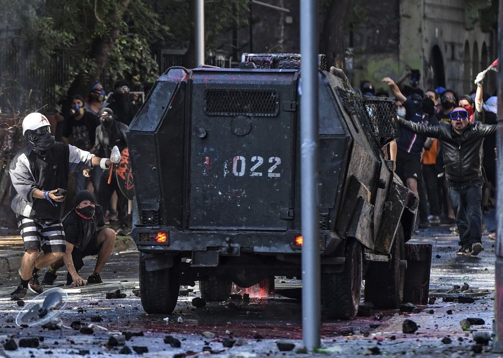 SANTIAGO DE CHILE. Al menos dos templos del centro de la capital sufrieron desmanes y fuegos intencionales, tras la manifestación con decenas de miles de personas para conmemorar la ola de protestas del año pasado.