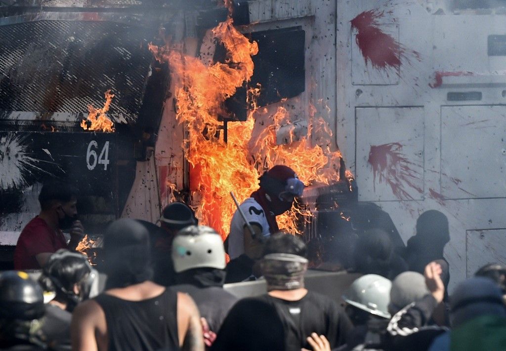 SANTIAGO DE CHILE. Al menos dos templos del centro de la capital sufrieron desmanes y fuegos intencionales, tras la manifestación con decenas de miles de personas para conmemorar la ola de protestas del año pasado.