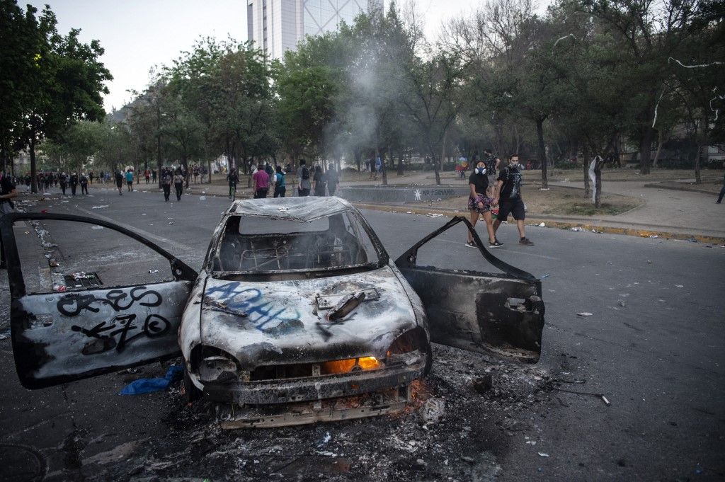 SANTIAGO DE CHILE. Al menos dos templos del centro de la capital sufrieron desmanes y fuegos intencionales, tras la manifestación con decenas de miles de personas para conmemorar la ola de protestas del año pasado.