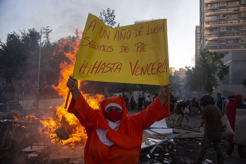 SANTIAGO DE CHILE. Al menos dos templos del centro de la capital sufrieron desmanes y fuegos intencionales, tras la manifestación con decenas de miles de personas para conmemorar la ola de protestas del año pasado.