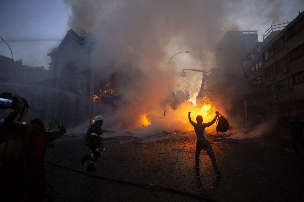SANTIAGO DE CHILE. Al menos dos templos del centro de la capital sufrieron desmanes y fuegos intencionales, tras la manifestación con decenas de miles de personas para conmemorar la ola de protestas del año pasado.