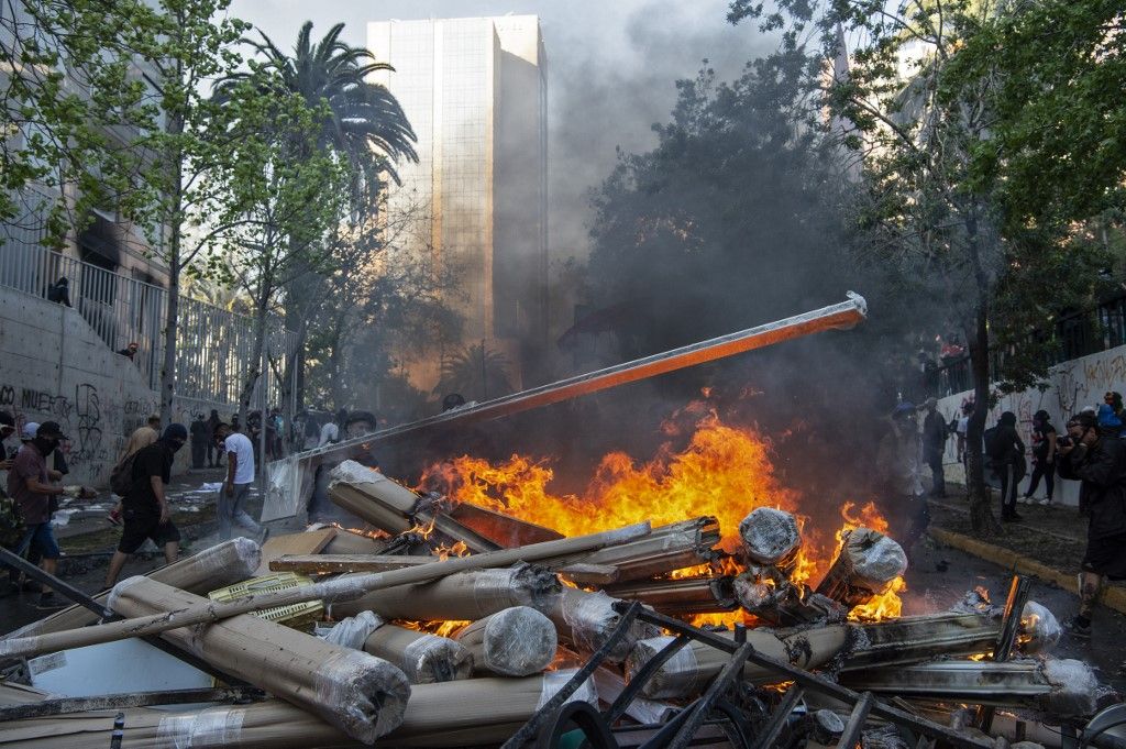 SANTIAGO DE CHILE. Al menos dos templos del centro de la capital sufrieron desmanes y fuegos intencionales, tras la manifestación con decenas de miles de personas para conmemorar la ola de protestas del año pasado.