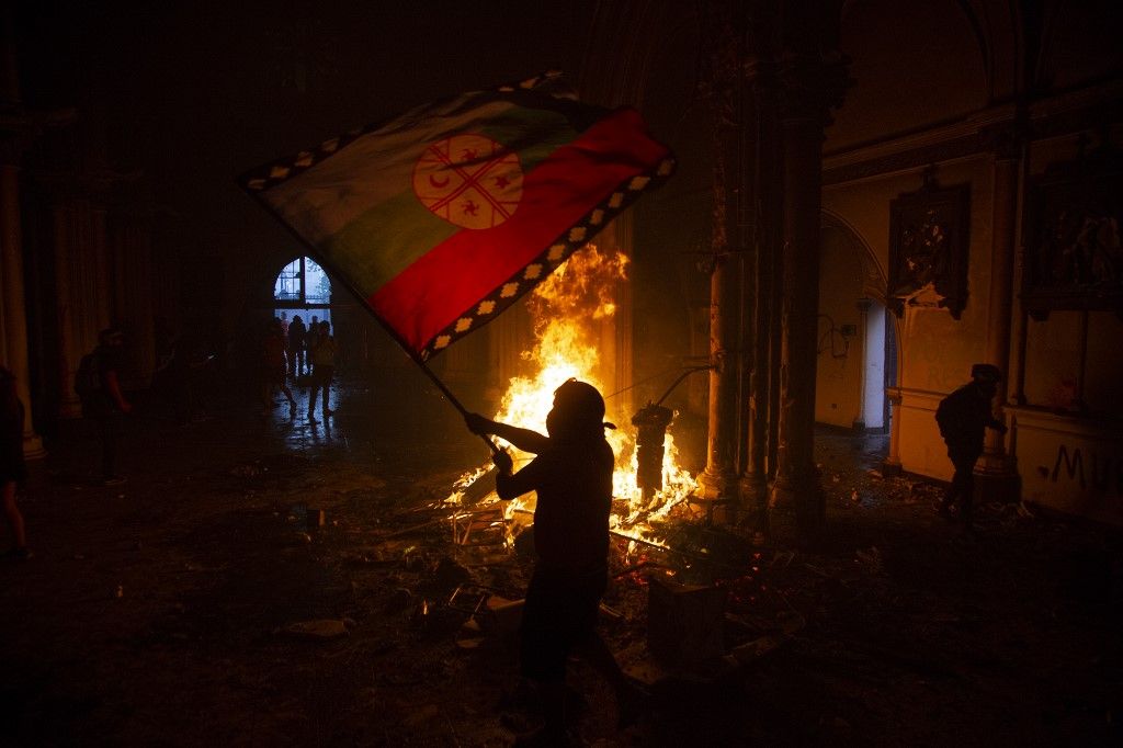 SANTIAGO DE CHILE. Al menos dos templos del centro de la capital sufrieron desmanes y fuegos intencionales, tras la manifestación con decenas de miles de personas para conmemorar la ola de protestas del año pasado.