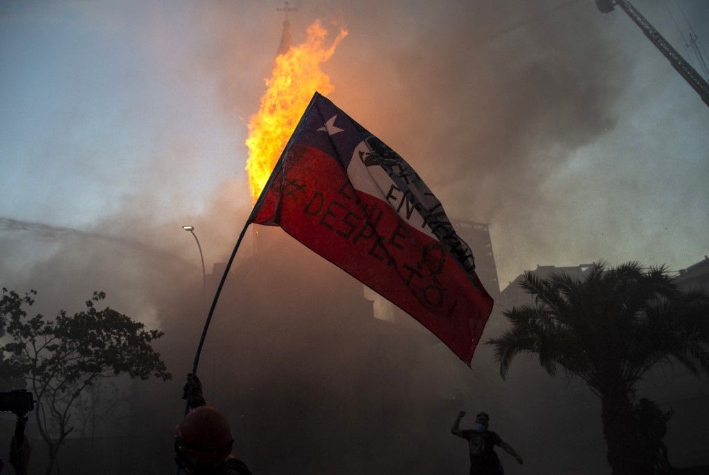 SANTIAGO DE CHILE. Al menos dos templos del centro de la capital sufrieron desmanes y fuegos intencionales, tras la manifestación con decenas de miles de personas para conmemorar la ola de protestas del año pasado.