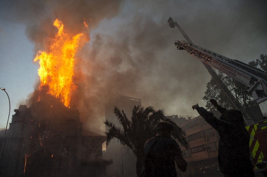 SANTIAGO DE CHILE. Al menos dos templos del centro de la capital sufrieron desmanes y fuegos intencionales, tras la manifestación con decenas de miles de personas para conmemorar la ola de protestas del año pasado.