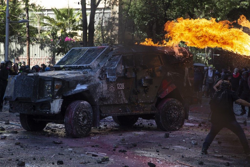 SANTIAGO DE CHILE. Al menos dos templos del centro de la capital sufrieron desmanes y fuegos intencionales, tras la manifestación con decenas de miles de personas para conmemorar la ola de protestas del año pasado.