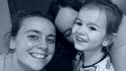 Jimena Antonelli y Agustina Paez junto a su hija Bianca