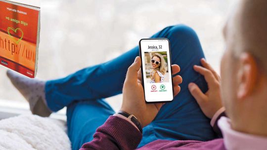 Antes y ahora. Vertiginoso, el ritmo de las maneras de vincularse virtualmente, también cambió. La novela Mi amiga Olga mostró una tendencia en el año 2000. de los emails como forma del vínculo. Y se reemplaza por lo inmediato de las aplicaciones.