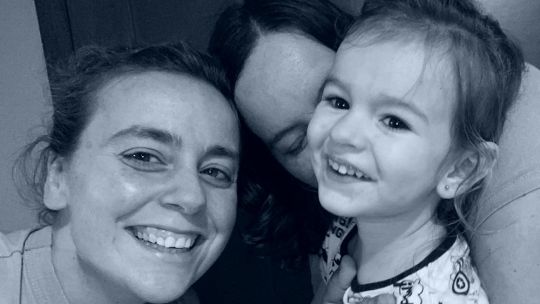 Jimena Antonelli y Agustina Paez junto a su hija Bianca