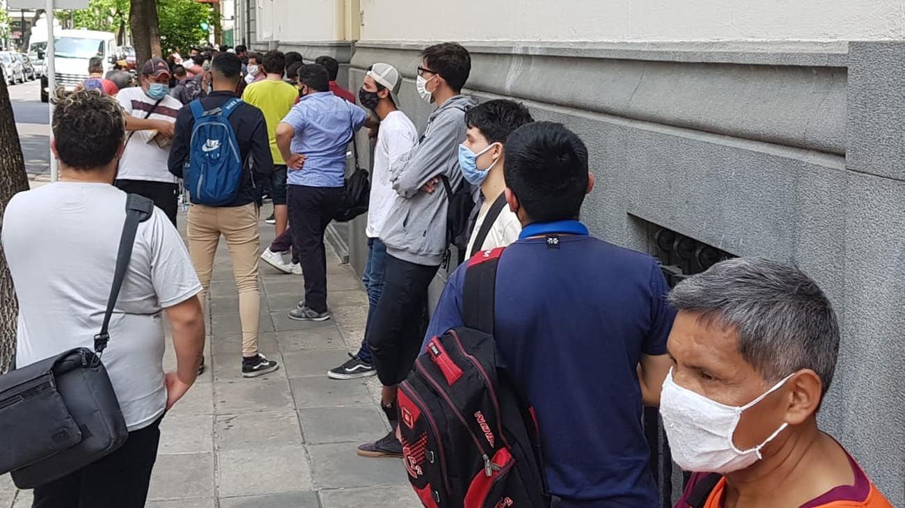 trabajo en la farola, 6 cuadras de cola por aviso