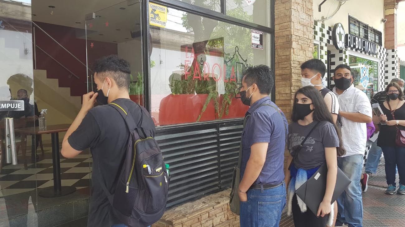 trabajo en la farola, 6 cuadras de cola por aviso