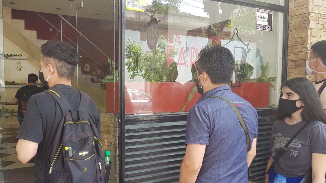 trabajo en la farola, 6 cuadras de cola por aviso