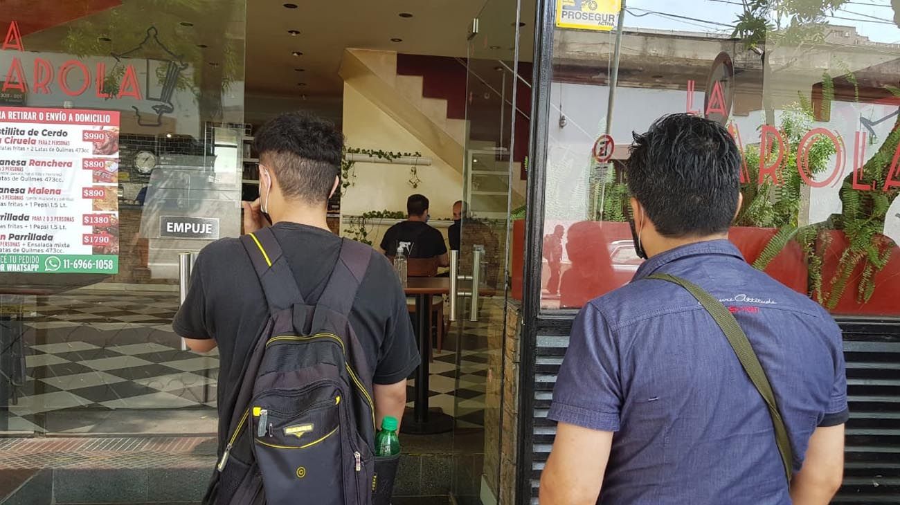 trabajo en la farola, 6 cuadras de cola por aviso