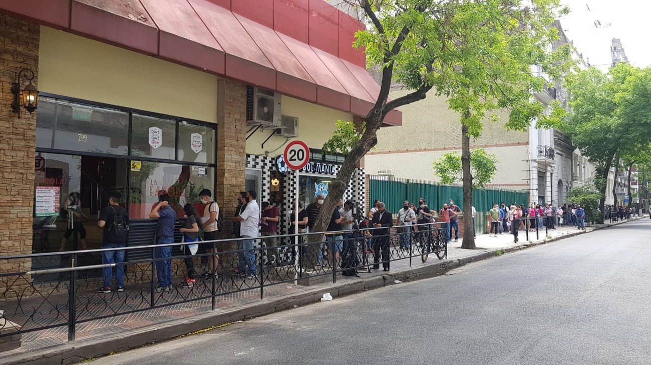 trabajo en la farola, 6 cuadras de cola por aviso