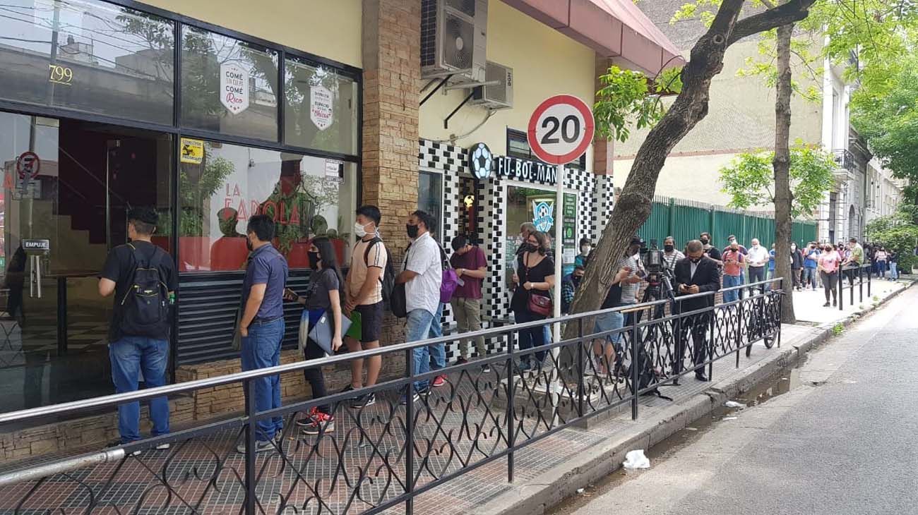 trabajo en la farola, 6 cuadras de cola por aviso