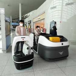 El aeropuerto internacional de Incheon busca ser conocido como inteligente al incorporar robots y transportes sin conductor para el servicio de los viajeros.